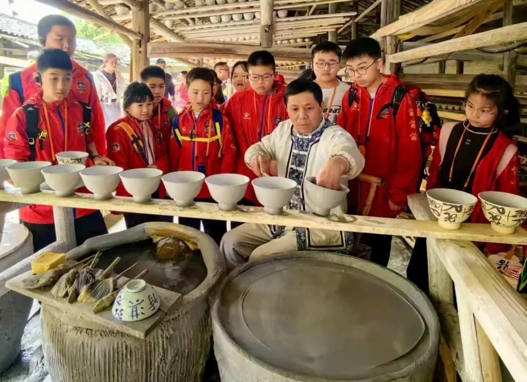 中小学生研学队伍在古窑沉浸式感受千年瓷都陶瓷文化.jpg